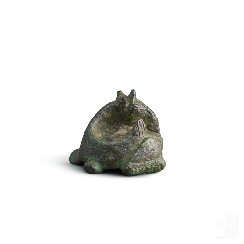 An archaic bronze 'mythical beast' weight, Han dynasty | 漢 青銅異獸席鎮 - 图3